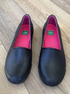 Cougar waterproof shoes, size 7, black